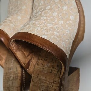 KORKS Lori Congo Embroidered Fabric Platform Clogs Sz 6M